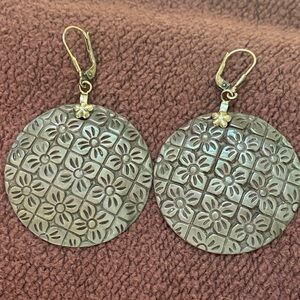 Carved Shell Floral Patterned Earrings